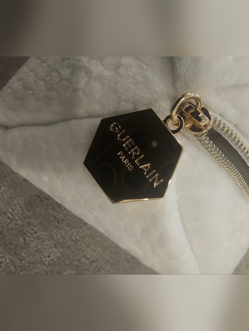 Guerlain Paris Honeycomb Gold Cosmetic Makeup Tolietry Bag - Picture 3 of 4